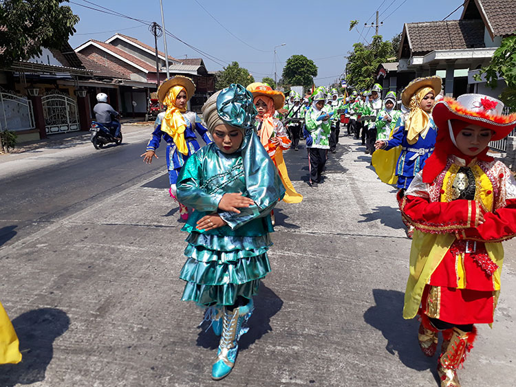 Pawai Taaruf Drum bnad dalam peringatan hari santri