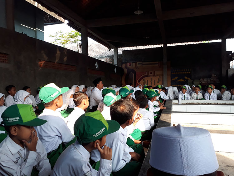 Ziarah ke Makam Alm.KH.Manshur Hamid